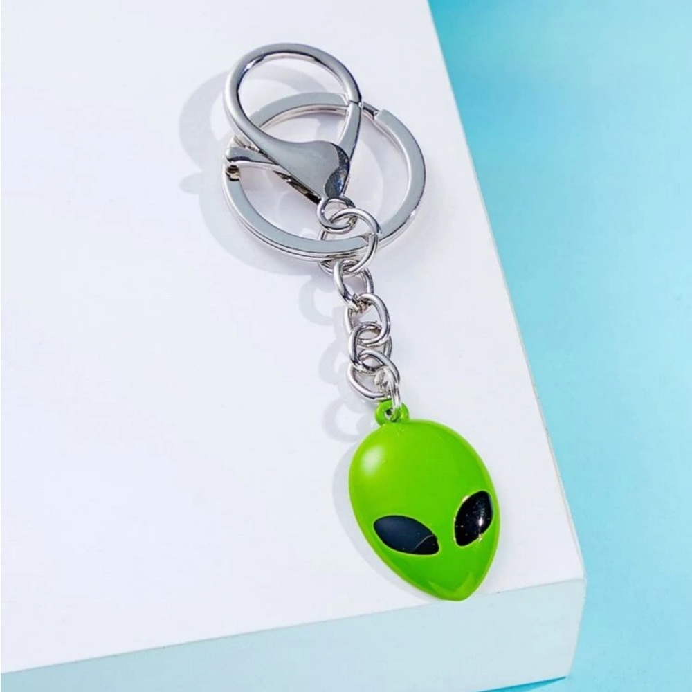 Neon green alien keychain 👽 
a Y2k treasure! 
💚